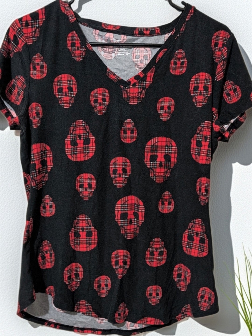 No Boundaries Red Black Plaid Skull V-Neck Tee L (11-13)